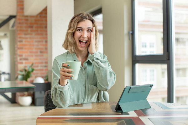 красивая женщина чувствует себя счастливой и пораженной чем-то невероятным. сенсорная панель