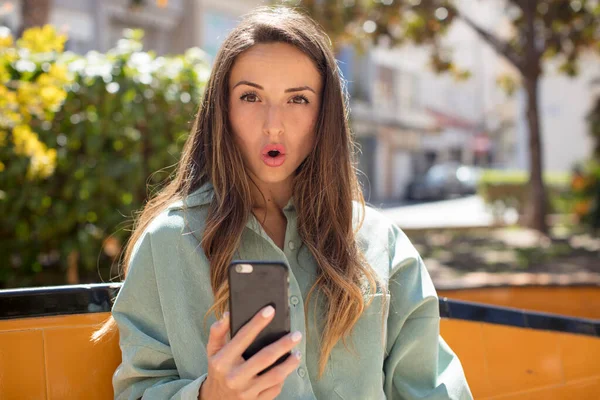 Mujer Bonita Sintiéndose Extremadamente Sorprendido Sorprendido Concepto Smartphone — Foto de Stock