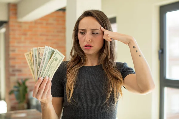 Pretty Woman Looking Surprised Realizing New Thought Idea Concept Dollar — Stockfoto