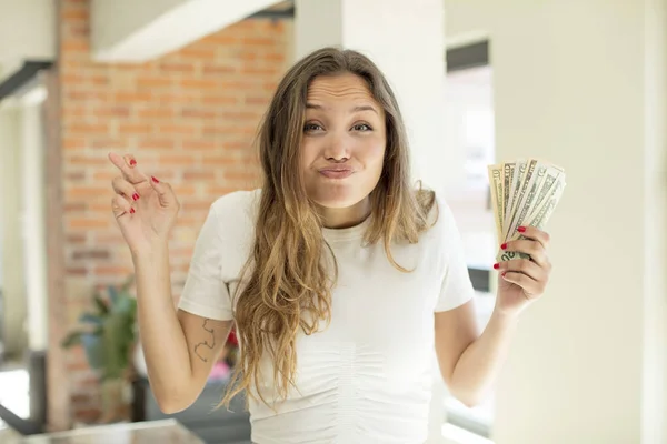 Güzel Bir Kadın Şans Diliyor Dolar Banknotları Konsepti — Stok fotoğraf