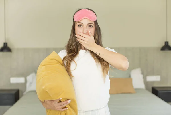 Pretty Woman Covering Mouth Hand Shocked Surprised Expression Nightwear Concept — Stock Photo, Image