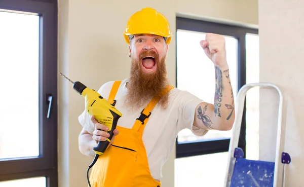 赤い髪の男は怒っていらいらしながら家を修理不満 便利屋のコンセプト — ストック写真