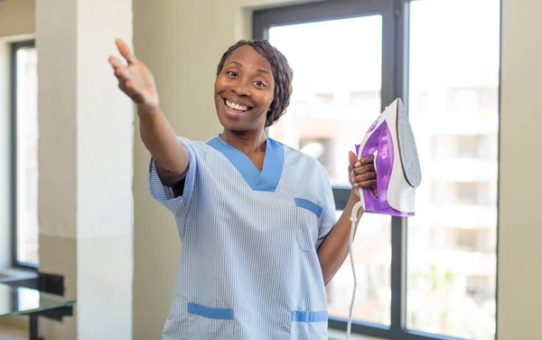 Black Afro Woman Smiling Happily Offering Showing Concept Laundry Housekeeping — Stock Photo, Image