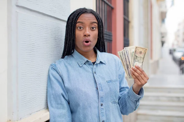 Negro Afro Mujer Sentirse Muy Sorprendido Sorprendido Concepto Billetes Dólares —  Fotos de Stock