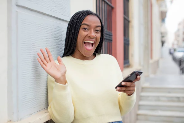 Negro Afro Mujer Sintiéndose Feliz Asombrado Por Algo Increíble Usando —  Fotos de Stock
