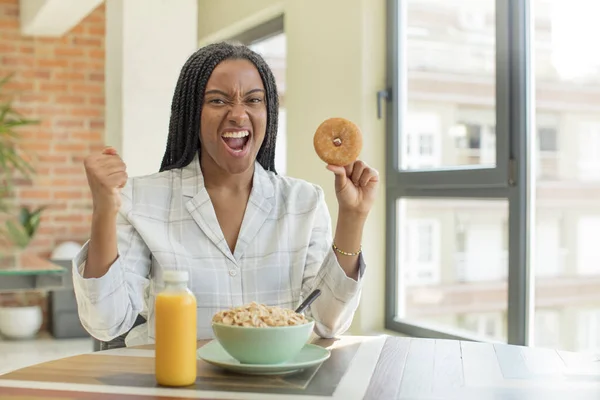 Czarna Afro Kobieta Wygląda Wściekłą Wkurzoną Sfrustrowaną Koncepcja Śniadania — Zdjęcie stockowe