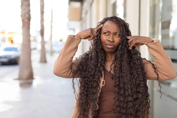 Afro Güzel Siyah Kadın Kafası Karışmış Şüpheye Düşmüş Bir Fikre — Stok fotoğraf