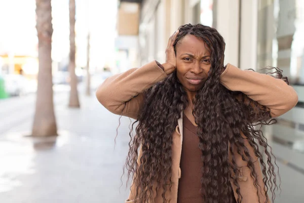 Afro Bonita Mujer Negra Sintiéndose Estresada Preocupada Ansiosa Asustada Con —  Fotos de Stock