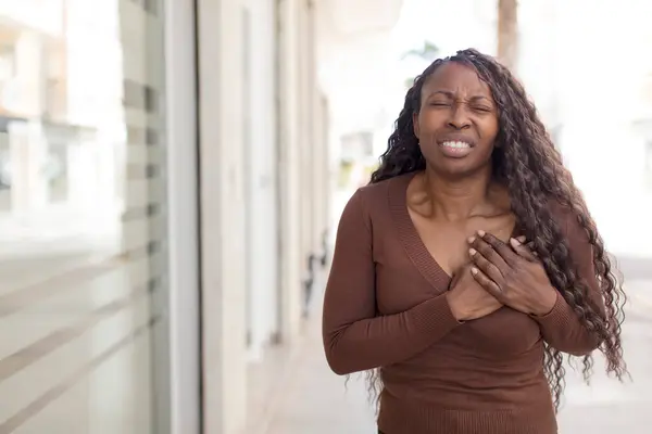 Afro Ładna Czarna Kobieta Wygląda Smutny Zraniony Złamane Serce Trzymając — Zdjęcie stockowe