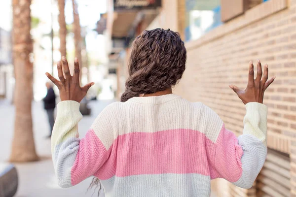 Afro Söt Svart Kvinna Arg Med Händerna Upp Luften Känner — Stockfoto
