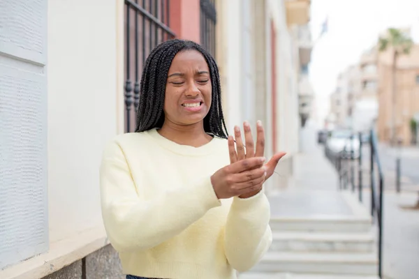 Afropen Svart Kvinne Engstelig Syk Ulykkelig Med Smerter Hånden – stockfoto