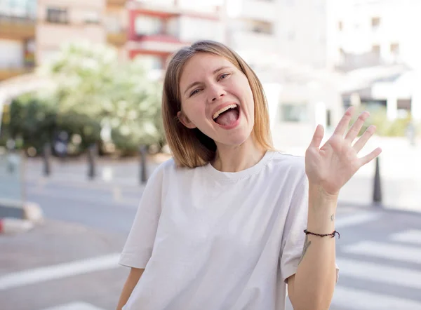 Mooie Jonge Vrouw Glimlachen Gelukkig Vrolijk Zwaaien Hand Verwelkomen Begroeten — Stockfoto