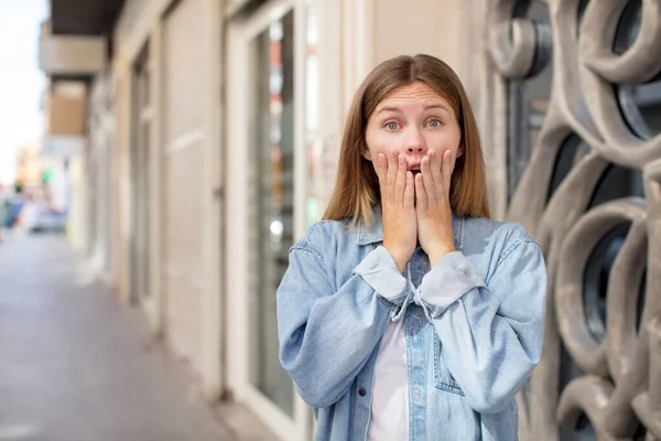 Pretty Young Woman Feeling Shocked Scared Looking Terrified Open Mouth — Stock Photo, Image