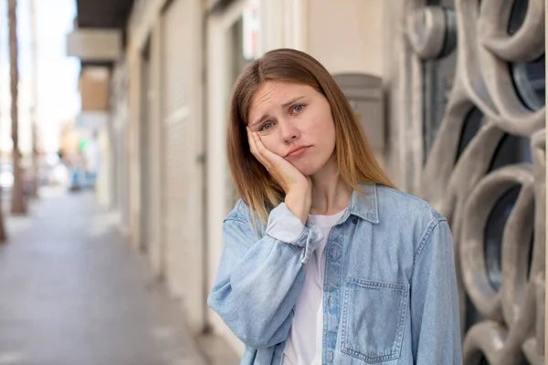 Jovem Mulher Bonita Sentindo Entediado Frustrado Sonolento Depois Uma Tarefa — Fotografia de Stock