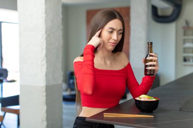 Şaşırmış görünüyor, yeni bir düşünce, fikir ya da konseptin farkına varıyor. Ramen eriştesi bar konsepti