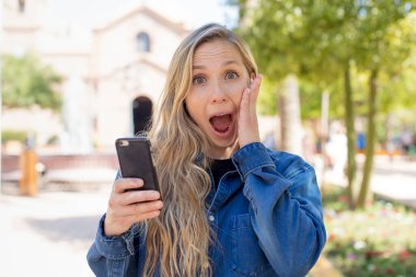 İnanılmaz bir şey karşısında mutlu ve şaşkın hissediyorum. akıllı telefon kavramı