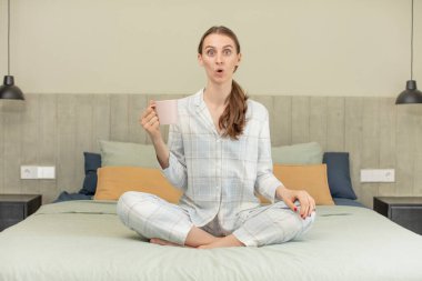 Son derece şaşkın ve şaşırmış hissediyorum. yatak zamanı konsepti