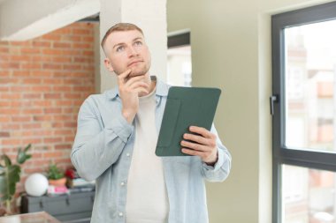 Mutlu ve kendinden emin bir ifadeyle gülümsüyor. dokunmatik ekran konsepti