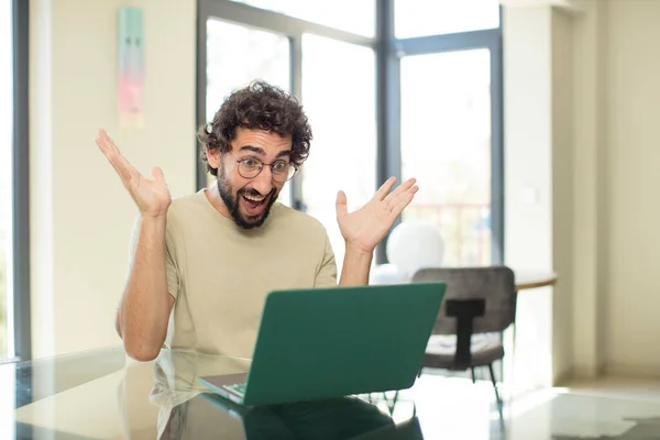 Junger Erwachsener Bärtiger Mann Mit Laptop Der Sich Glücklich Aufgeregt — Stockfoto