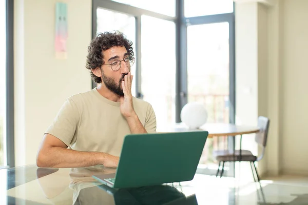 Jong Volwassen Bebaarde Man Met Een Laptop Geeuwen Lui Vroeg — Stockfoto