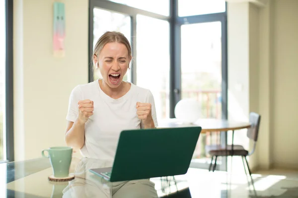 Caucasiana Bonita Mulher Com Laptop Gritando Agressivamente Com Irritado Frustrado — Fotografia de Stock