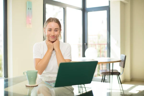 Caucasiano Bonita Mulher Com Laptop Sorrindo Confiantemente Apontando Para Próprio — Fotografia de Stock