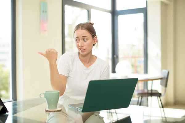 Kaukasische Hübsche Frau Mit Laptop Besorgt Ängstlich Frustriert Und Gestresst — Stockfoto