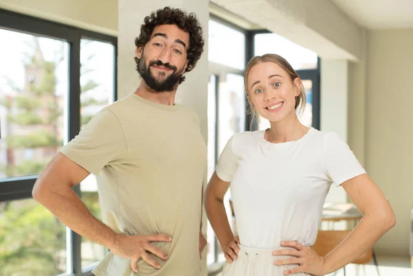Jong Volwassen Paar Glimlachen Gelukkig Met Een Handen Hip Zelfverzekerd — Stockfoto