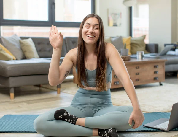 Mujer Adulta Joven Practicando Yoga Sonriendo Feliz Alegremente Saludándote Con — Foto de Stock