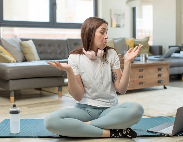Jeune Femme Adulte Pratiquant Yoga Sentant Perplexe Confus Incertain Bonne — Photo