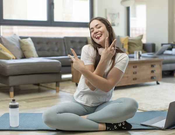 Genç Yetişkin Bir Kadın Yoga Yapıyor Gülümsüyor Mutlu Görünüyor Arkadaş — Stok fotoğraf