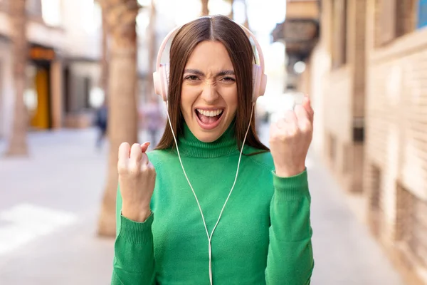 Sembra Arrabbiato Infastidito Frustrato Ascoltare Musica Con Cuffie — Foto Stock