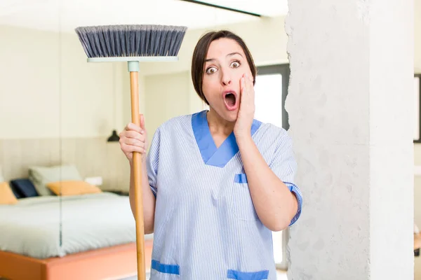 Young Pretty Woman Feeling Shocked Scared Housekeeper Concept — Stockfoto