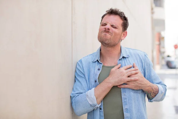 Yakışıklı Adam Üzgün Yaralı Kalbi Kırık Görünüyor Iki Elini Kalbe — Stok fotoğraf