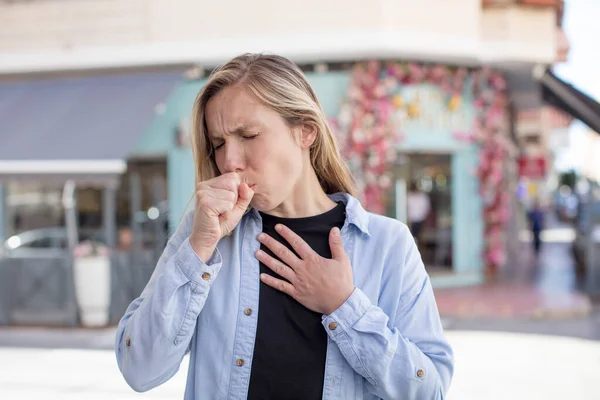 Gırtlağı Ağrıyan Grip Semptomları Gösteren Ağzı Kapalı Öksüren Güzel Bir — Stok fotoğraf
