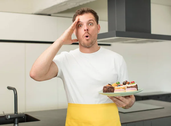 Gelukkig Verbaasd Verrast Uitziend Zelfgebakken Taarten Concept — Stockfoto