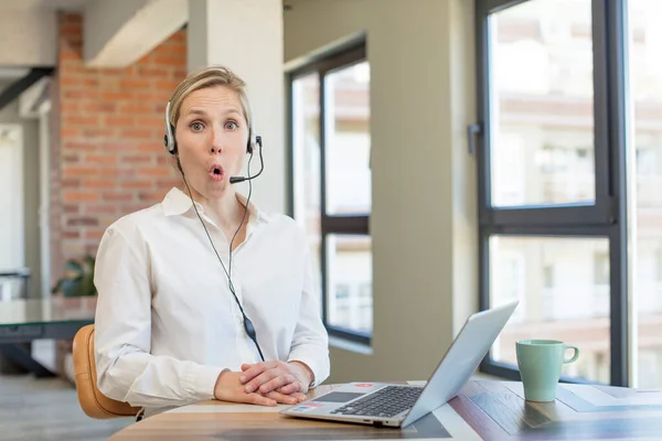 Feeling Extremely Shocked Surprised Telemarketer Concept — Foto Stock