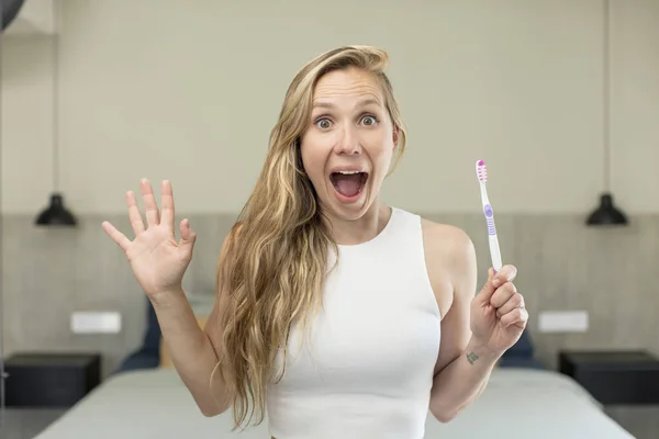 Чувствовать Себя Счастливым Пораженным Невероятным Концепция Зубной Щетки — стоковое фото