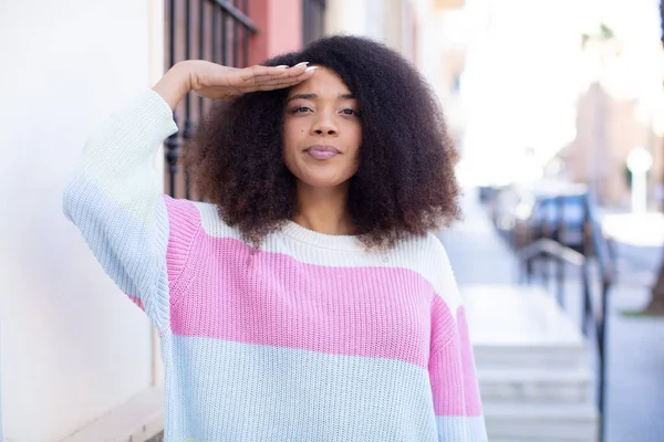 Afro Amerikan Güzel Kadın Kameraya Askeri Bir Selamlama Ile Selam — Stok fotoğraf
