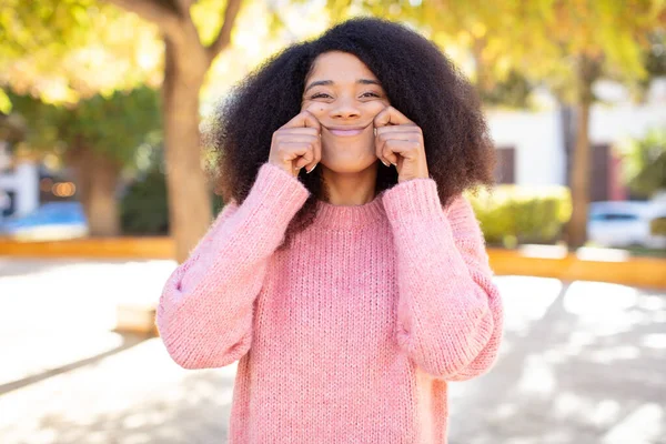 Afro Amerikan Güzel Kadın Gülümsüyor Sahte Gülüşüne Işaret Ediyor — Stok fotoğraf