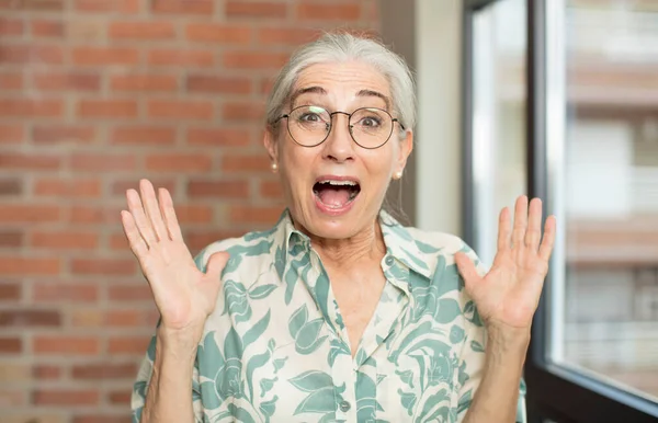 Starsza Ładna Kobieta Czuje Się Szczęśliwa Podekscytowana Zaskoczona Lub Zszokowana — Zdjęcie stockowe