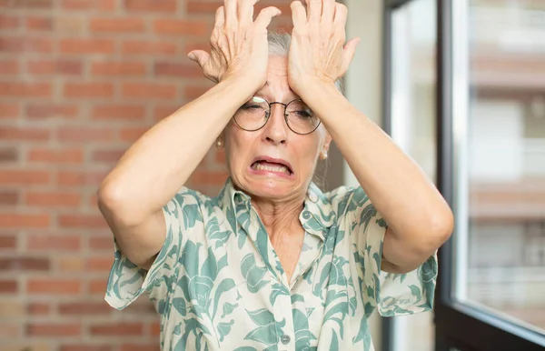 Anziana Bella Donna Nel Panico Una Scadenza Dimenticata Sensazione Stress — Foto Stock