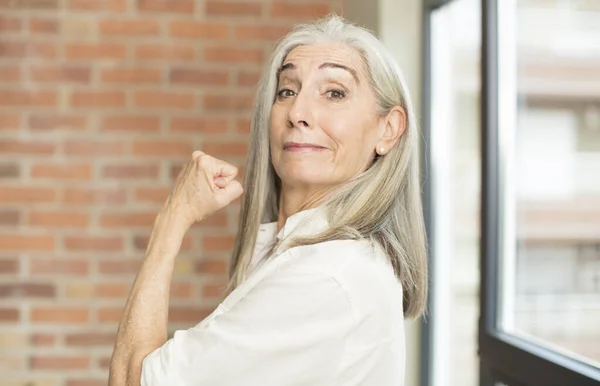 Anciana Bonita Mujer Sintiéndose Feliz Positiva Exitosa Concepto Dinero Celebrando — Foto de Stock