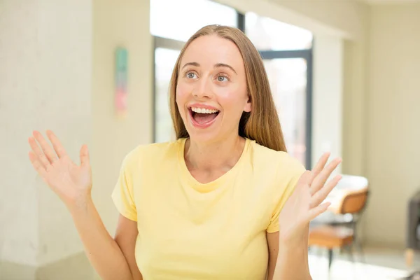 Vacker Blond Kvinna Känner Sig Lycklig Förvånad Lycklig Och Förvånad — Stockfoto