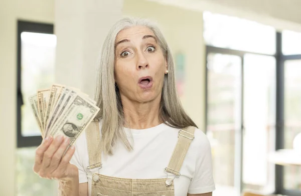 Mujer Bastante Mayor Sintiéndose Extremadamente Sorprendido Sorprendido Con Billetes Dólares — Foto de Stock