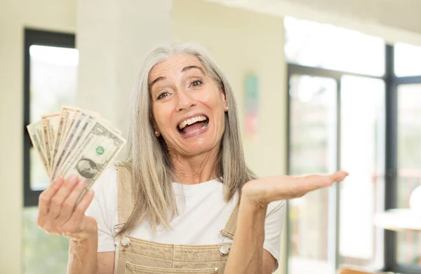 Mujer Bastante Mayor Sonriendo Felizmente Ofreciendo Mostrando Concepto Con Billetes — Foto de Stock