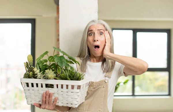 Velmi Šokovaná Překvapená Starší Žena Zahradnický Koncept — Stock fotografie