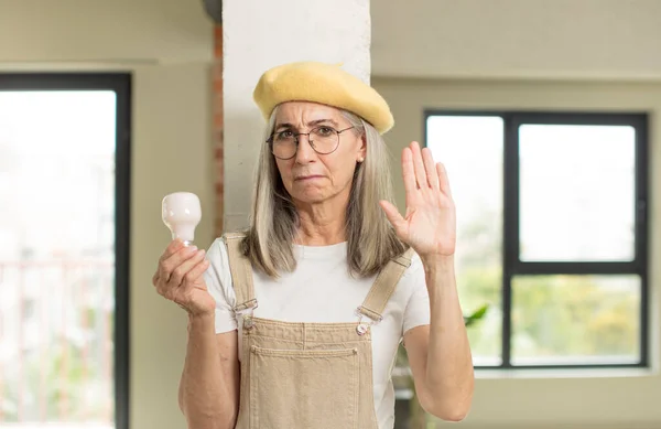 Vacker Äldre Kvinna Ser Allvarligt Visar Öppen Handflata Gör Stopp — Stockfoto