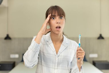 Genç ve güzel bir kadın mutlu, şaşkın ve şaşırmış görünüyor. gargara konsepti