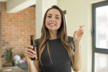 Güzel bir kadın şans diliyor. bira şişesi